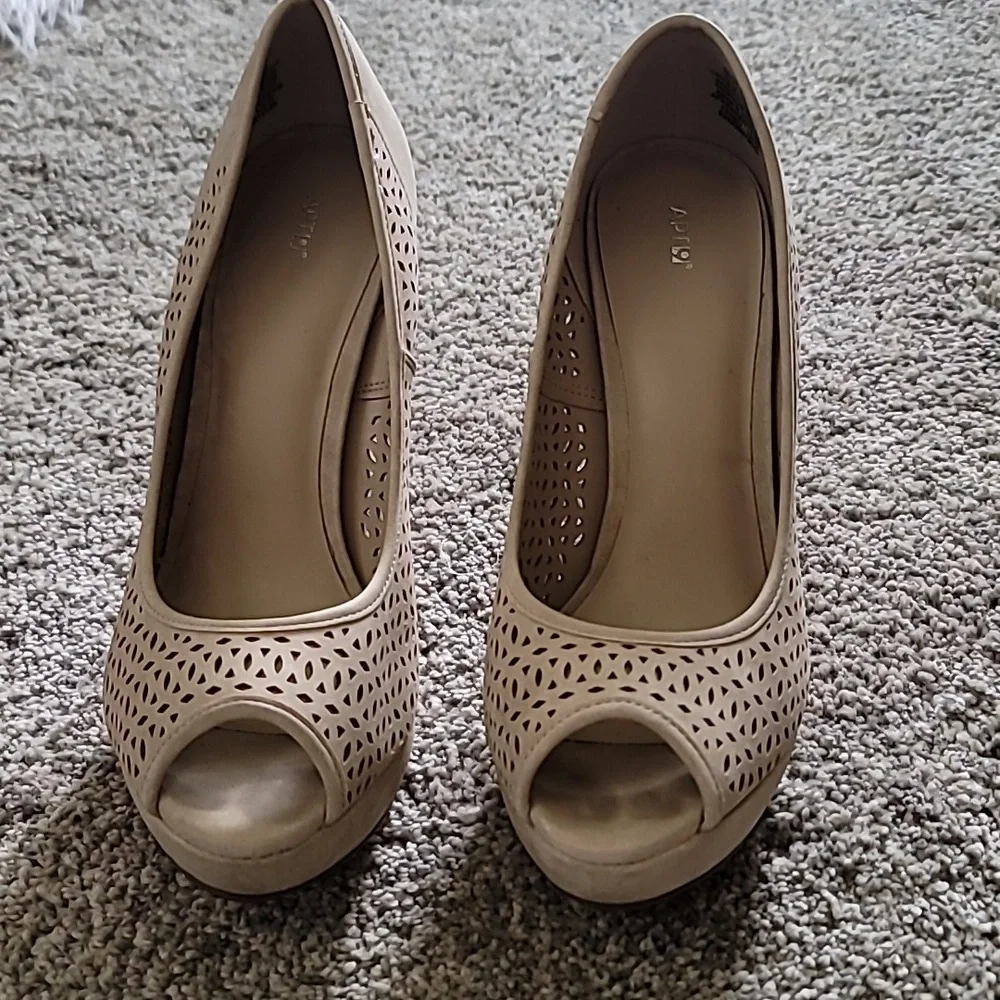Apt. 9 heels - Picture 4 of 4